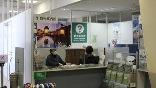 みどりの窓口の隣にあります