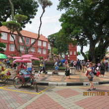 噴水の回りでマッタリする人とトライショー