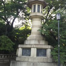 第二鳥居の脇には大きな灯篭がありました。