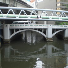 白色のアーチ式橋が、錦橋です。下を日本橋川が流れています。