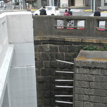 白色の錦橋と古い灰黒色コンクリート・石垣の差異が目につきます