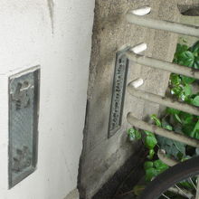 白い錦橋の親柱と古い親柱の標識が、それぞれの場所にあります。