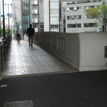 錦橋の親柱と歩道の様子です。日本橋川の上を通っています。