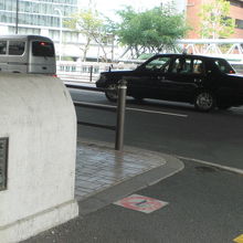 錦橋の親柱と車道の様子です。車道は、片道２車線計４車線です。