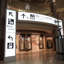 第二ターミナルへのバス乗り場はこの奥