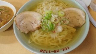 大きなラーメン店