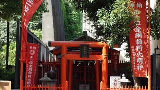 朱色の鳥居が美しいお稲荷様でした