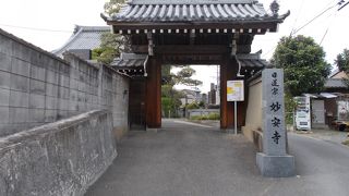 この寺は日蓮宗の寺院です。