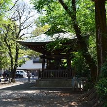 陰になって見えませんが、お坊様が鐘をついていました。