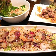 スパイシーマヨポキ、ビーフケラグエン、シーフードサラダ