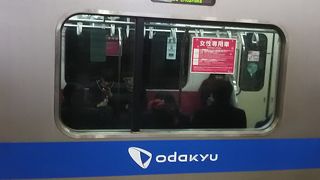 新宿から江ノ島に行くのにはこちらの小田急線を使うのはとても便利だ