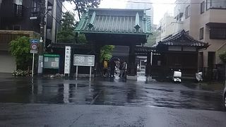 泉岳寺の駅から出て泉岳寺で最初に見るきれいな門です