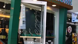 二階のイートインコーナーでパンとコーヒーを飲みながら軽食をとることができました　