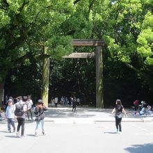 正門(南門)から境内へ…