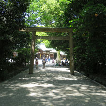 …と思ったのですが、すぐ左手の「別宮八剣宮」へ