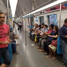 スマホいじっている人もいます