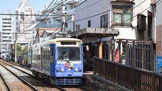 東京の道路を走る路面電車