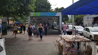 市内移動に便利で、治安も問題ありません