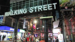 狭い通りはまっすぐ歩けないほど混雑していました。