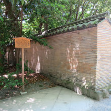 織田信長が奉納した「信長塀」です