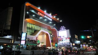 中に入ると衣料雑貨をはじめとした庶民向けの廉価な商品を扱うお店が多数。