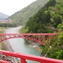 宇奈月駅を出ると旧山彦橋が見えます。