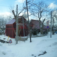 社殿が赤いので辛うじて神社と分かる？