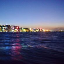 トワイライトタイムに船で渡ると見えるマレの夜景は必見！