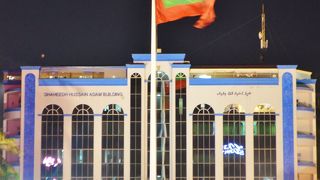 訳して『共和国広場』モルディブ最大の国旗があります。
