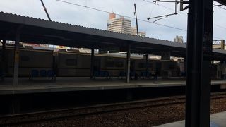 在来線改札からMRTまで高低差あり