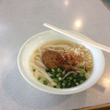 かけうどんが、コレ。さつま揚げが入ってる。