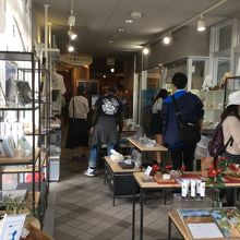 お土産屋は小規模