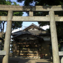 白髭神社の鳥居と奥の社務所です。境内は、比較的広い感じです。