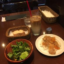 サラダ、ミニスタミナ丼、カフェラテフレッド