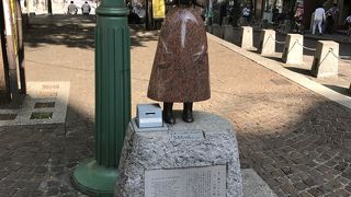 麻布十番にある小さな銅像