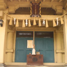 白髭神社の社殿の前面です。前面の戒め文と上部の額が見えます。