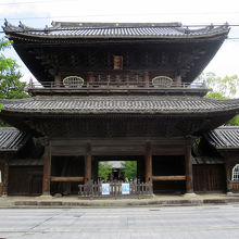 大迫力の「三門」です