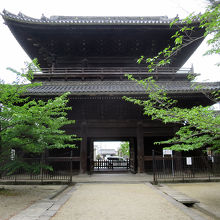 さあビスタライン、境内から「三門」を通して…