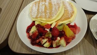 フレッシュフルーツのパンケーキは1つを二人でちょうどいい。