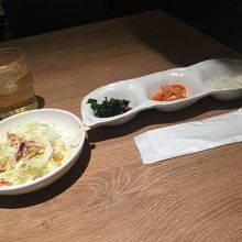 ランチのおかずとサラダ