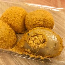 花生モチ４つ注文。モチがもちもちでおいしい。