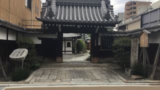 四条通の南側の寺町通に並ぶ、見どころの多いお寺です