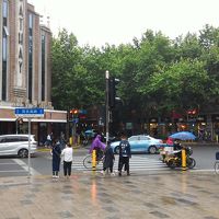 ホテル最寄駅の陝西南路駅３番出口。右側を進めばホテル。