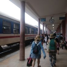 フエ駅のプラットホーム