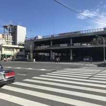 施設の中は閑散としてます。