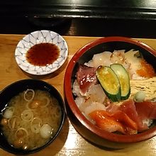 海鮮丼750円です