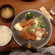 家庭料理的メニューが多い。店内も広くゆったりしている。禁煙。