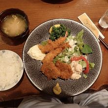 ヒレカツ、エビフライ定食。８６０円。