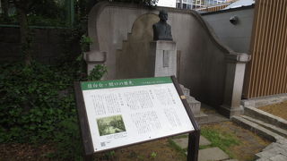 江戸川公園の入口にあります