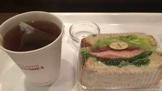 電源もあるカフェでほっと一息